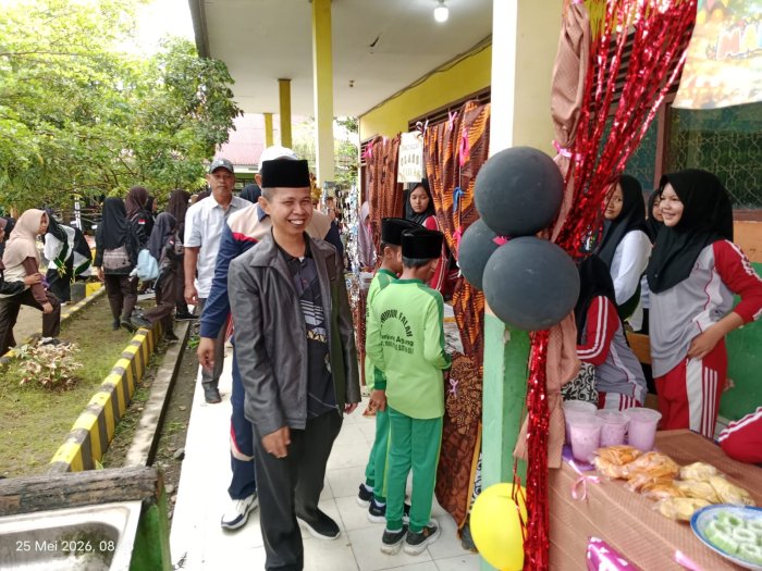Kepala Kemenag Kab. Bungo Hadiri dan Tinjau Bazar PORSENI di MTsN 1 Bungo Kepala Kemenag Kab. Bungo Hadiri dan Tinjau Bazar PORSENI di MTsN 1 Bungo