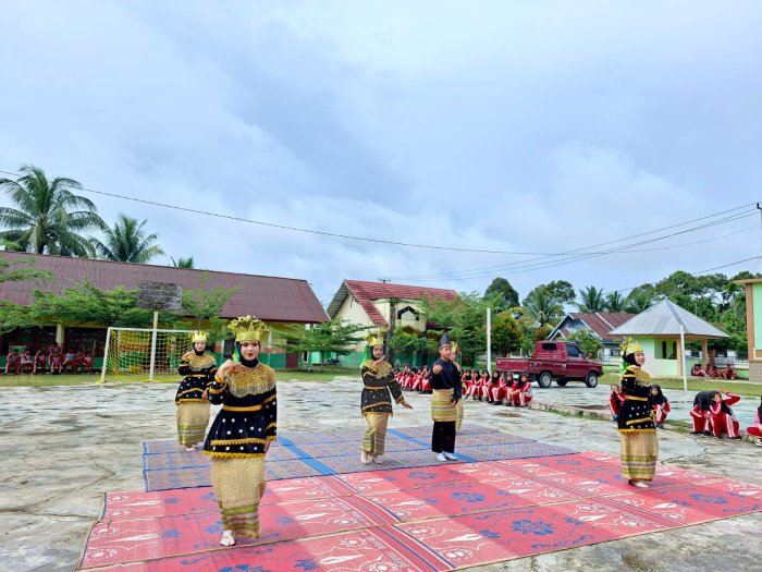 Gemulai Langkah Penuh Makna! Siswa Kelas IX Tampilkan Tari Tradisional dalam Penilaian Praktik Seni Budaya
