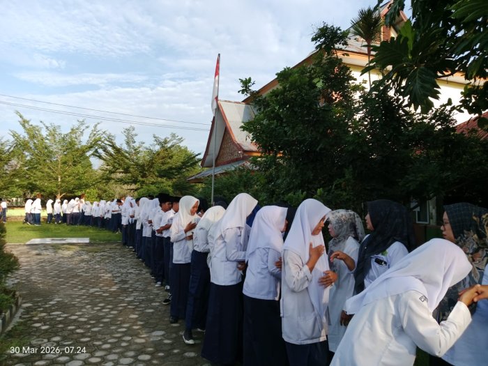 Hari Pertama Masuk Pasca Lebaran di MTsN 1 Bungo, GTK dan Siswa Awali dengan Musafahah Penuh Kehangatan