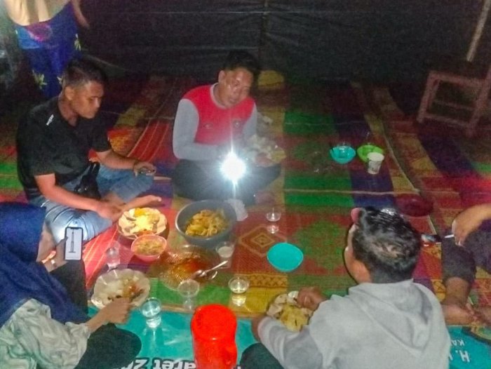 Kebersamaan di Tengah Gelap, Semangat Tak Padam: Kamad dan Tim Nikmati Makan Malam!