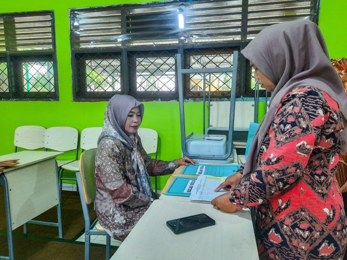 ASAS Hari Ketiga Berjalan Lancar, Panitia MTsN 1 Bungo Siap Sedia Salurkan Logistik Ujian
