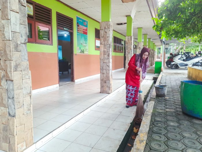 Semangat Guru Piket MTsN 1 Bungo Bersihkan Selasar Ruang Guru Semangat Guru Piket MTsN 1 Bungo Bersihkan Selasar Ruang Guru