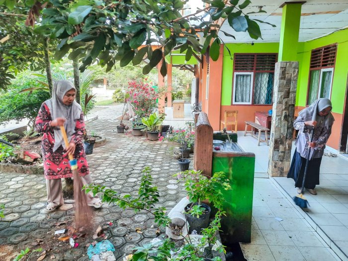 Guru Piket MTsN 1 Bungo Lakukan Aksi Bersih