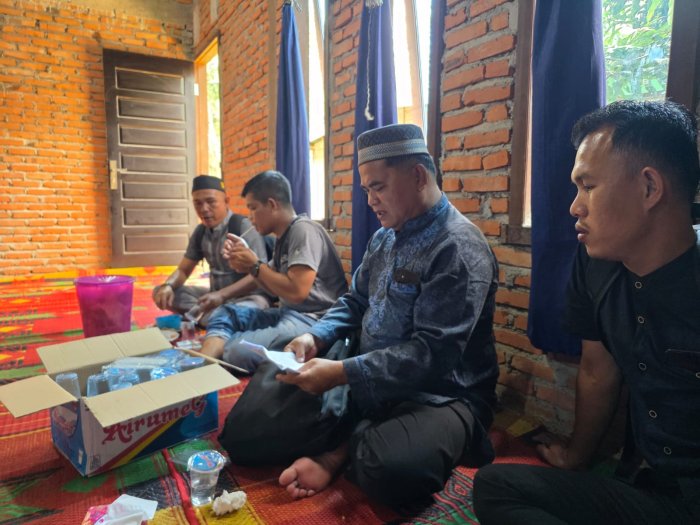 Pererat Silaturahmi, Keluarga Besar MTsN 1 Bungo Hadiri Syukuran Kelahiran Putra Pak Andi Kustian