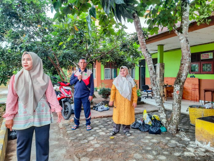 Gotong Royong dan Penghijauan Warnai MTsN 1 Bungo, Dipandu PLH Kepala Madrasah
