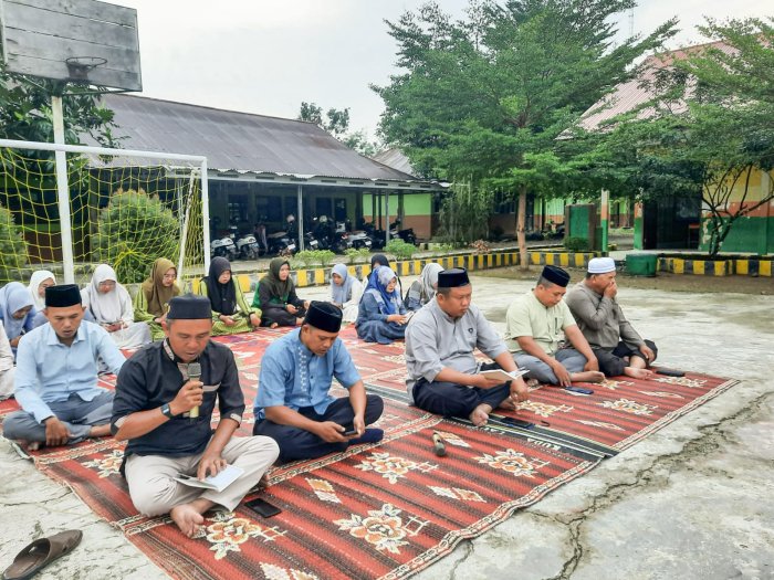 Jumat Penuh Berkah, Keluarga Besar MTsN 1 Bungo Khusyuk Laksanakan Wirid Yasin Bersama