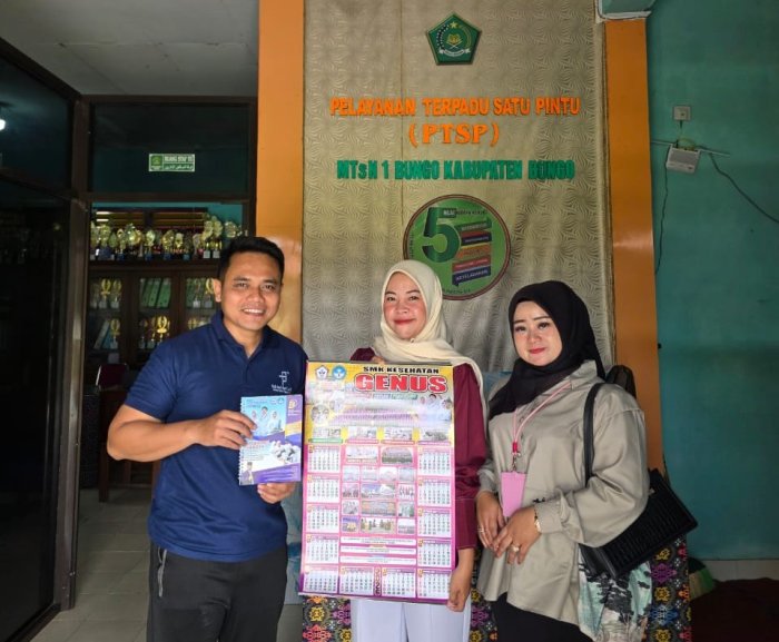 Penyerahan Kalender dan Buku Agenda Tandai Sosialisasi SMK Kesehatan Genus Bukittinggi di MTsN 1 Bungo