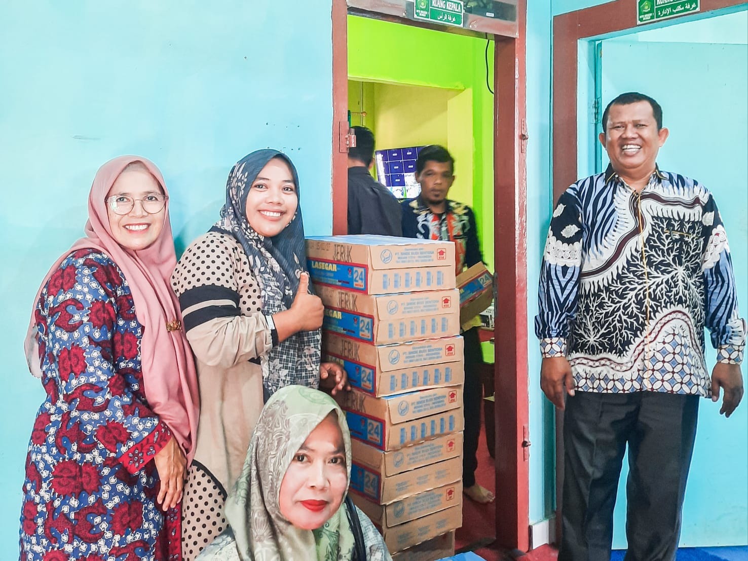 THR Berupa Minuman Lebaran Diberikan Kepada Seluruh GTK MTsN 1 Bungo, Kamad: Semoga Bermanfaat