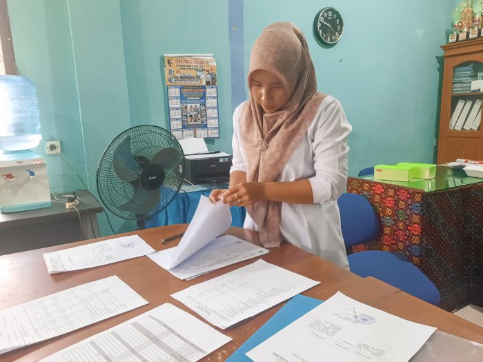 Demi Administrasi Tertib dan Transparan, Operator Bendahara MTsN 1 Bungo Siapkan LPJ dengan Maksimal
