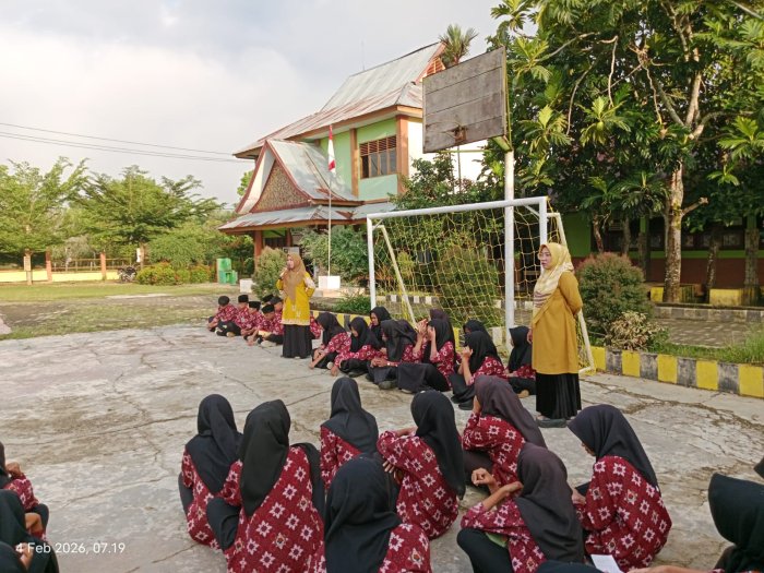 Arahan Inspiratif Ibu Syam Anggraini Warnai Muhadharoh Pagi MTsN 1 Bungo