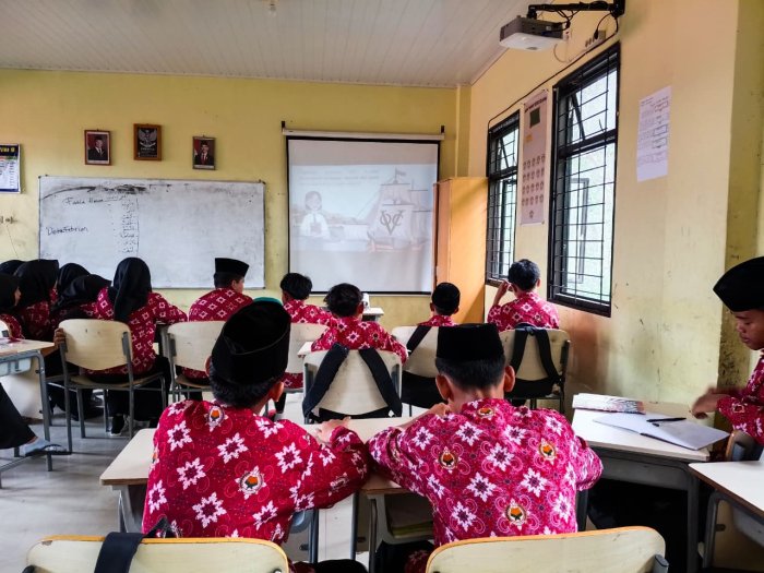 Hidupkan Sejarah, Siswa Kelas VIII B MTsN 1 Bungo Pelajari Kolonialisme Lewat Video Edukasi