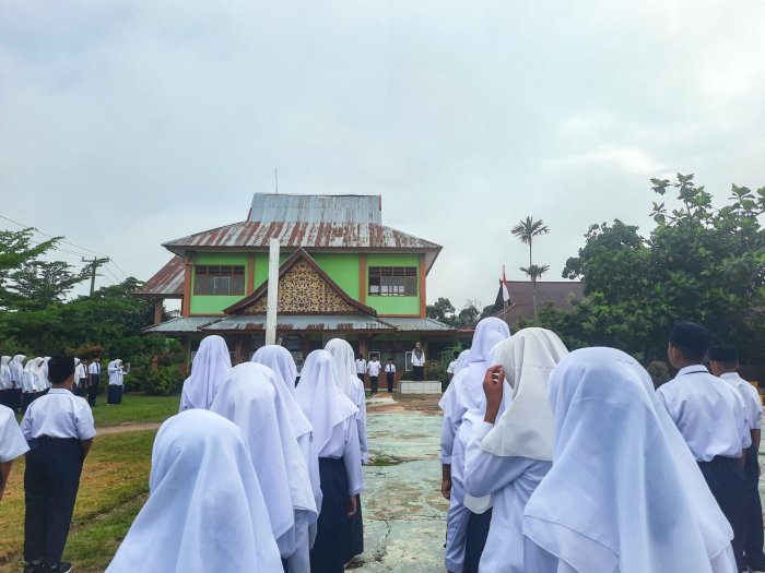 Pembina Upacara MTsN 1 Bungo Tekankan Pentingnya Adab dan Etika Peserta Didik Pembina Upacara MTsN 1 Bungo Tekankan Pentingnya Adab dan Etika Peserta Didik