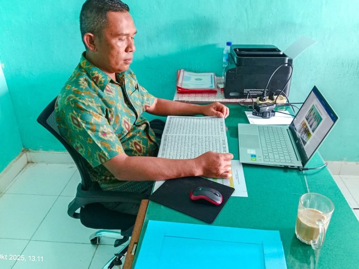 Waka Kesiswaan MTsN 1 Bungo Istiqamah Lakukan Murojaah di Tengah Kesibukan Madrasah