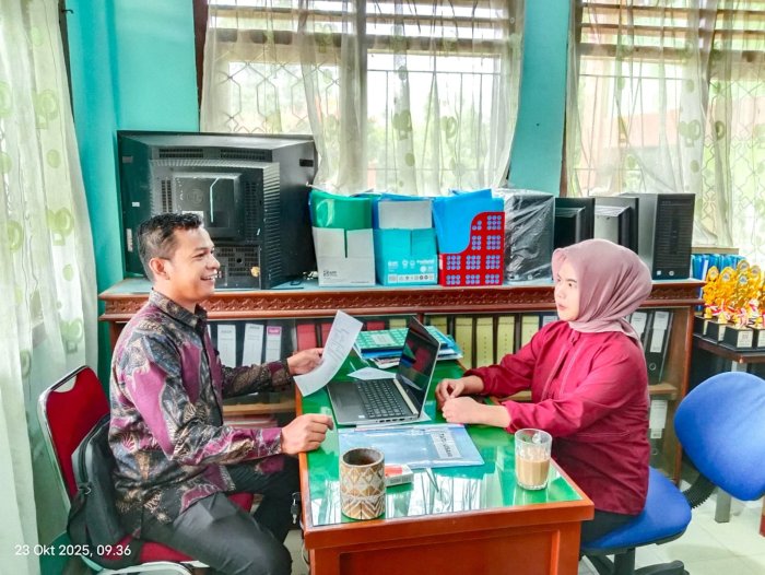 Tenaga Kependidikan Layani Alumni Urus Administrasi dan Legalisir Tenaga Kependidikan Layani Alumni Urus Administrasi dan Legalisir