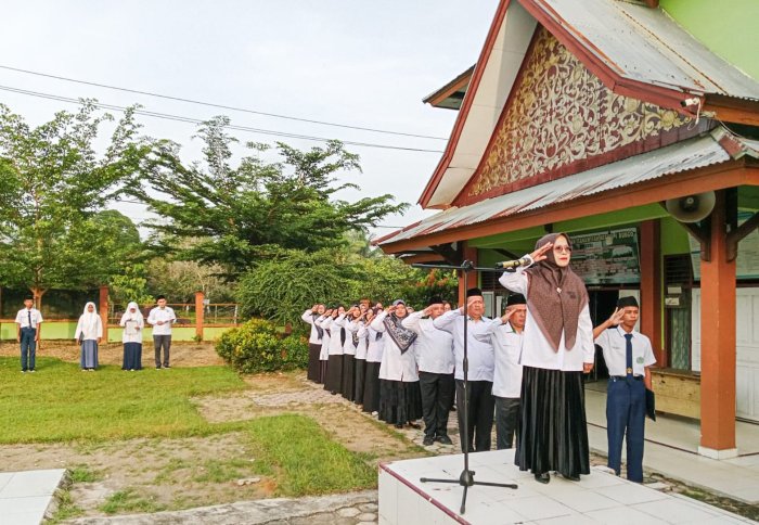 Upacara Bendera di MTsN 1 Bungo Berjalan Khidmat, Ermiyati, S.Ag: Tekankan Pentingnya Disiplin Upacara Bendera di MTsN 1 Bungo Berjalan Khidmat, Ermiyati, S.Ag: Tekankan Pentingnya Disiplin