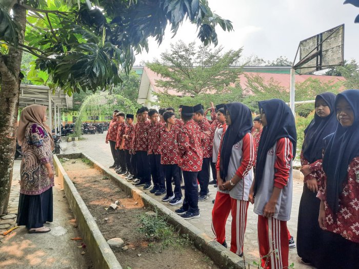 Menjelang HUT ke-81 RI, 51 Murid MTsN 1 Bungo Intensifkan Latihan Aubade Menjelang HUT ke-81 RI, 51 Murid MTsN 1 Bungo Intensifkan Latihan Aubade