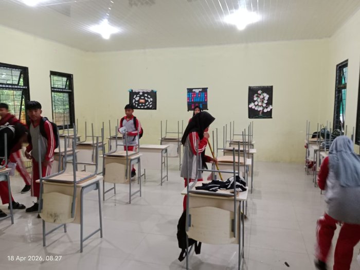 Jelang UM Akhir, Siswa Kelas IX MTsN 1 Bungo Kompak Bersihkan Ruang Kelas Jelang UM Akhir, Siswa Kelas IX MTsN 1 Bungo Kompak Bersihkan Ruang Kelas