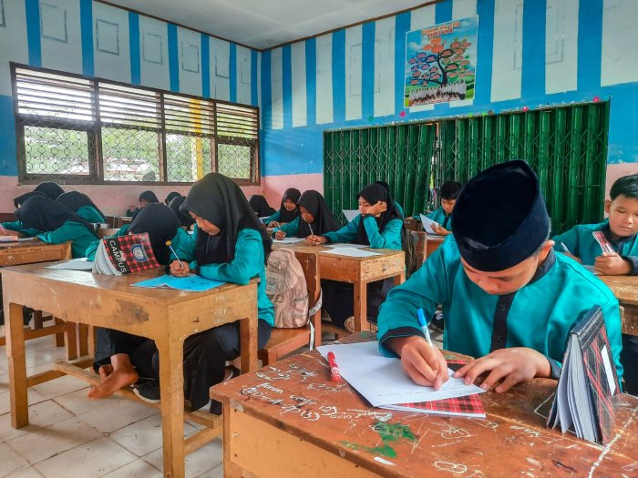 ASAS Ganjil 2025/2026 Hari Terakhir: Peserta Didik MTsN 1 Bungo Fokus Kerjakan Ujian Informatika