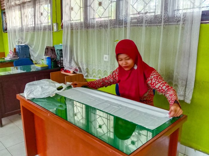 Persiapan Matang! Ibu Devinal Siapkan Alat dan Bahan untuk Praktik Seni Shibori Dua Warna