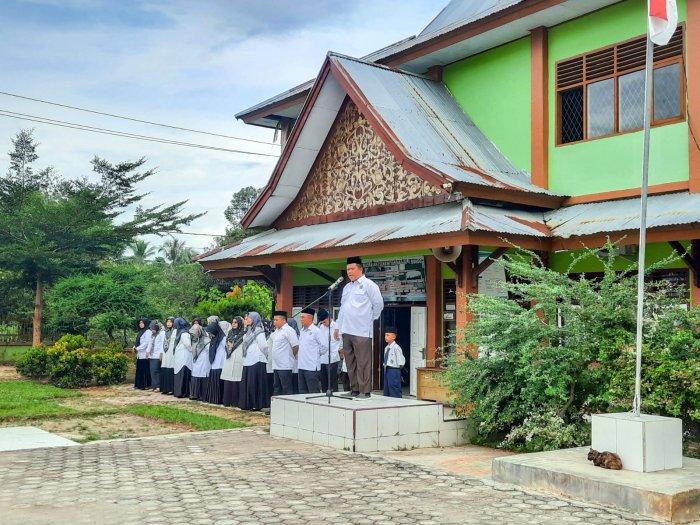 Tumbuhkan Cinta dalam Belajar: Pesan Menginspirasi dari Pembina Upacara MTsN 1 Bungo