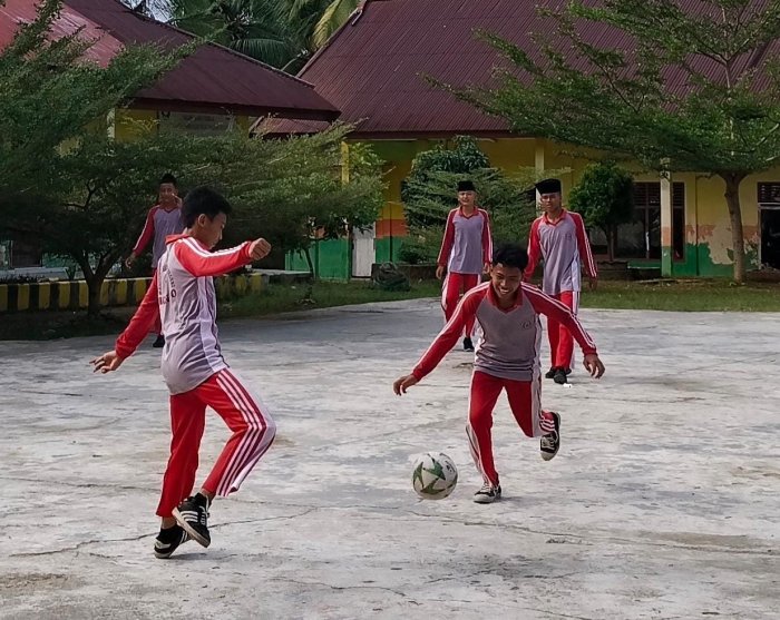 Isi Waktu Istirahat, Siswa MTsN 1 Bungo Jalin Kebersamaan Lewat Permainan Sepak Bola