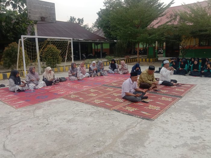 Jumat Berkah, MTsN 1 Bungo Gelar Wirid Yasin Berjamaah dengan Khidmat Jumat Berkah, MTsN 1 Bungo Gelar Wirid Yasin Berjamaah dengan Khidmat
