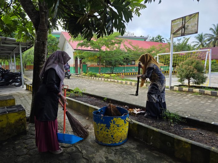 Gotong Royong Penuh Semangat: Sinergi Guru Piket dan Staf Percantik Lingkungan Madrasah Gotong Royong Penuh Semangat: Sinergi Guru Piket dan Staf Percantik Lingkungan Madrasah