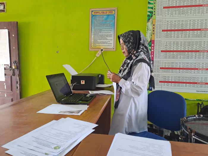 Penuh Konsentrasi: Guru Fiqih MTsN 1 Bungo Turut Sibuk Rampungkan Materi Soal PTS