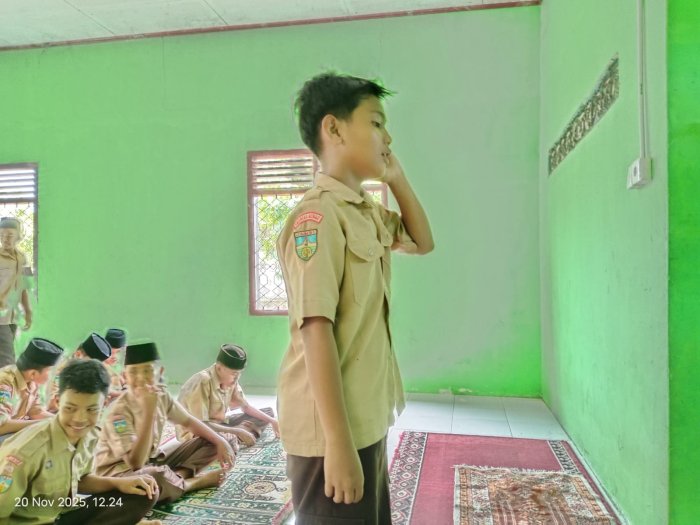 Tampil Percaya Diri, Rico Kelas IX D Dipercaya Menjadi Bilal Salat Zuhur di Mushola MTsN 1 Bungo