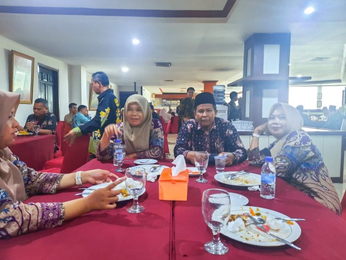 Manfaatkan Waktu ISHOMA, Guru MTsN 1 Bungo Diskusi Ringan Bersama Pengawas Manfaatkan Waktu ISHOMA, Guru MTsN 1 Bungo Diskusi Ringan Bersama Pengawas