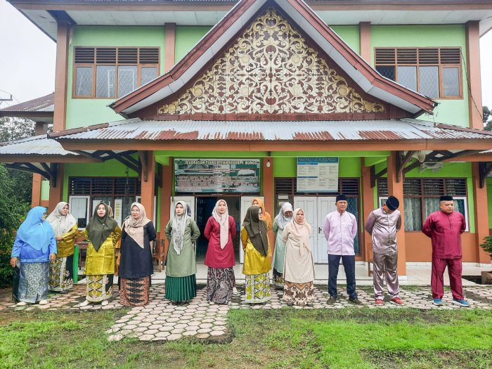 Semangat Hardiknas 2026 Membara di MTsN 1 Bungo: GTK Tampil Khidmat Mengenang Jasa Ki Hajar Dewantara Semangat Hardiknas 2026 Membara di MTsN 1 Bungo: GTK Tampil Khidmat Mengenang Jasa Ki Hajar Dewantara