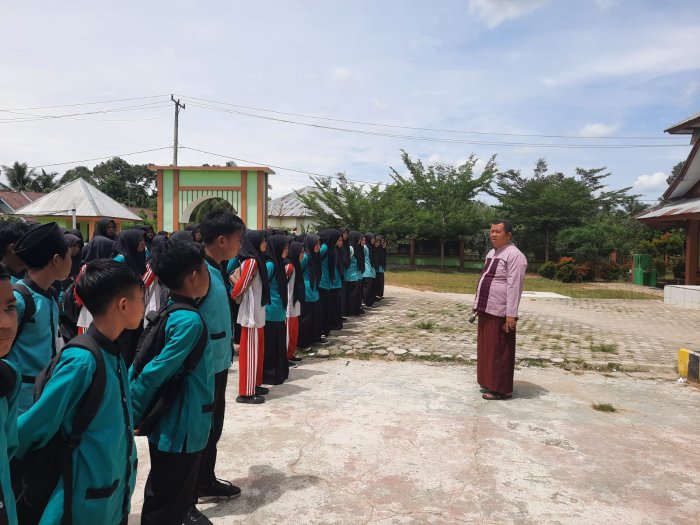 Kepala MTsN 1 Bungo Berikan Arahan kepada Peserta Didik: Taatilah Peraturan dan Ketentuan Madrasah