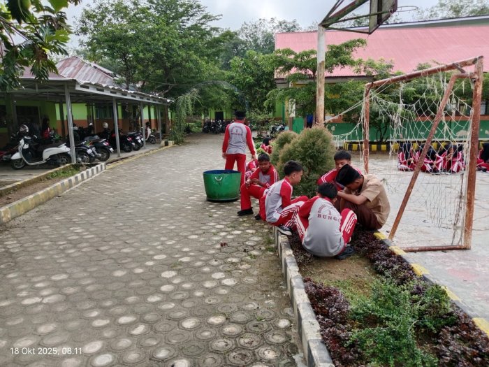 Kesadaran Tumbuh, Beberapa Siswa MTsN 1 Bungo Bersihkan Taman Depan Ruang Guru