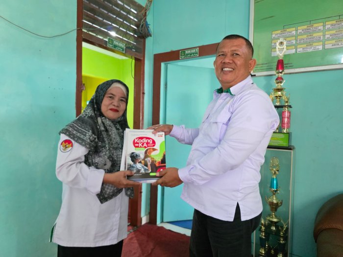 Perkuat Budaya Literasi, Kepala MTsN 1 Bungo Serahkan Buku kepada Perpustakaan Madrasah