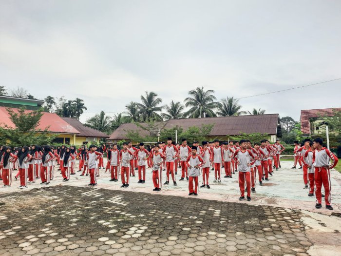 Energi Pagi yang Menggugah, Senam Sehat MTsN 1 Bungo Satukan Semangat Warga Madrasah Energi Pagi yang Menggugah, Senam Sehat MTsN 1 Bungo Satukan Semangat Warga Madrasah