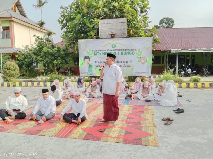 Menebar Berkah Ramadan: Kepala MTsN 1 Bungo Tekankan Makna Kepedulian dalam Pengajian dan Penyerahan Zakat Profesi ASN