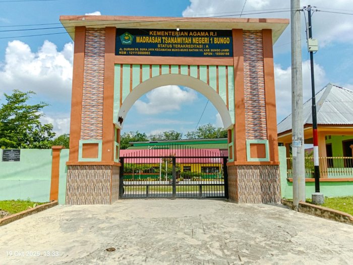 Madrasah Tetap Hidup Walau Libur: Lingkungan MTsN 1 Bungo Terlihat Bersih dan Asri Madrasah Tetap Hidup Walau Libur: Lingkungan MTsN 1 Bungo Terlihat Bersih dan Asri