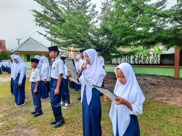 Suara Lantang Rasti Alrosita Memukau Upacara: Siswi 8B Sukses Bacakan UUD 1945, Guru PPKn Beri Apresiasi