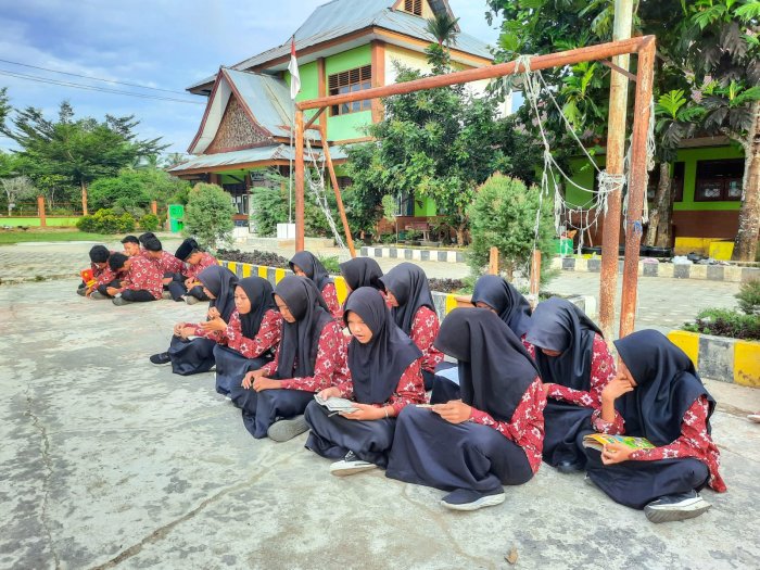 Pengajian Pagi Hidupkan Suasana Religius MTsN 1 Bungo, Guru Piket Apresiasi Antusiasme Siswa