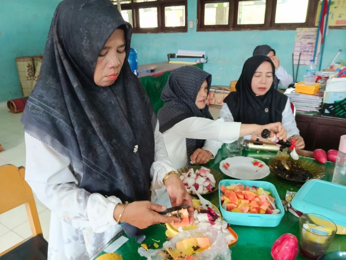 Pererat Kebersamaan, Guru MTsN 1 Bungo Nikmati Hasil Panen dengan Rujakan Bersama