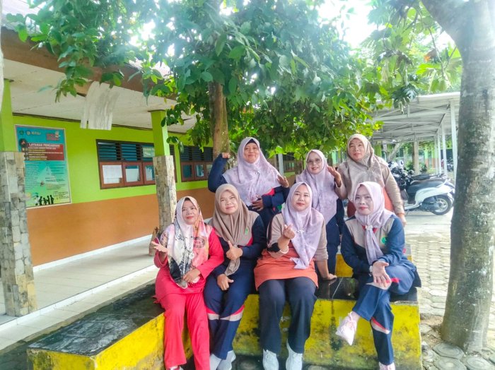 Keceriaan Ibu-Ibu MTsN 1 Bungo Usai Senam Pagi