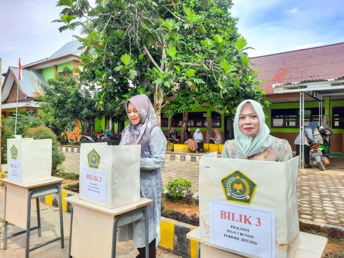 Jadi Contoh Demokrasi Inklusif, Majelis Guru MTsN 1 Bungo Turut Berpartisipasi Sebagai Pemilih OSIM