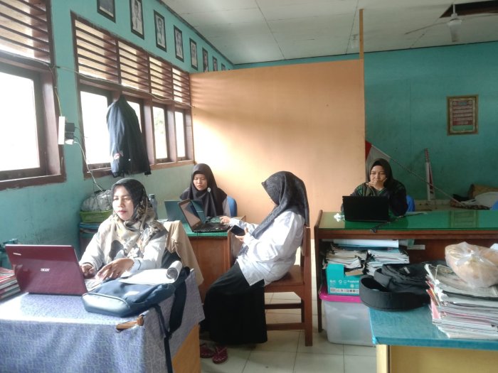 Dedikasi Tanpa Henti: Guru MTsN 1 Bungo Manfaatkan Waktu Luang untuk Selesaikan Administrasi Mengajar