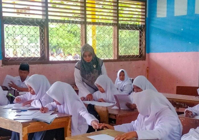 Rasa Ingin Tahu Tinggi : Siswa Kelas 7B Pelajari Materi Pemuaian dan Kalor