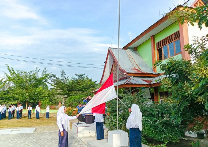 Tim Penggerek Bendera Kelas VIII A Tampil Percaya Diri di Upacara Hari Pahlawan Tim Penggerek Bendera Kelas VIII A Tampil Percaya Diri di Upacara Hari Pahlawan