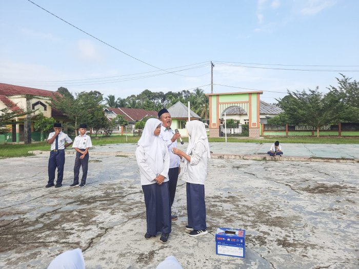 Hari Pertama Masuk, Semangat Baru! Kamad MTsN 1 Bungo Beri Motivasi Lewat Kotak Harapan