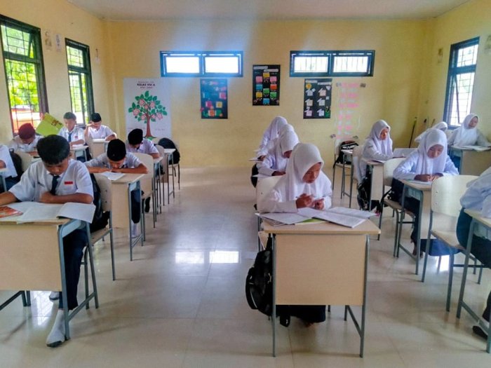 Tampak Semangat dan Serius, Siswa Kelas 8 Pelajari Getaran dan Gelombang Tampak Semangat dan Serius, Siswa Kelas 8 Pelajari Getaran dan Gelombang