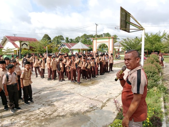 Sambut Penerimaan Rapor, Peserta Didik MTsN 1 Bungo Gelar Giat Bersih dan Indah Madrasah