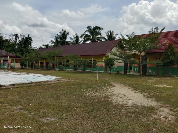 Lingkungan Madrasah Bersih, MTsN 1 Bungo Siap Sambut Awal Pekan Penuh Semangat