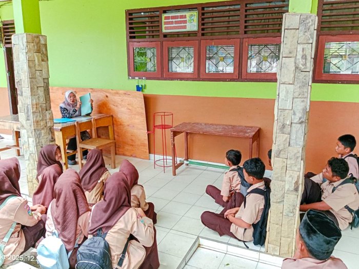 Naura Raih Peringkat Pertama di Kelas IX D Pada Pembagian Rapor Mid Semester Ganjil